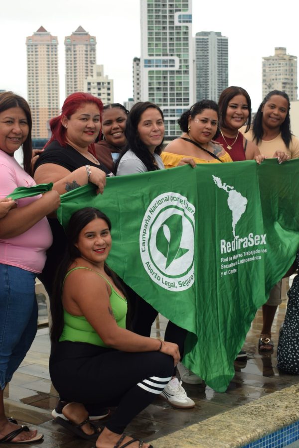 Foto grupal con bandera aborto Encuentro Regional Jovenas II