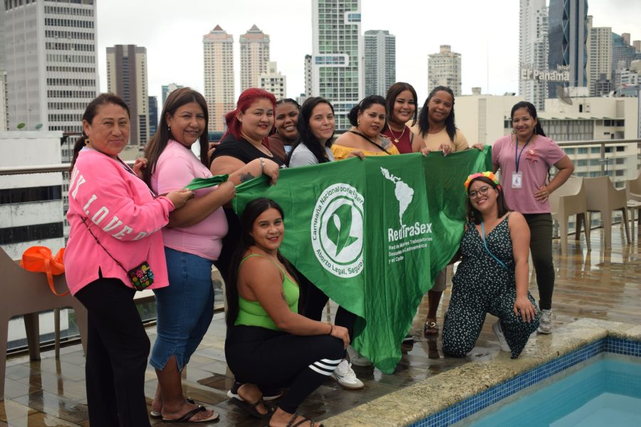 Foto grupal con bandera aborto Encuentro Regional Jovenas II